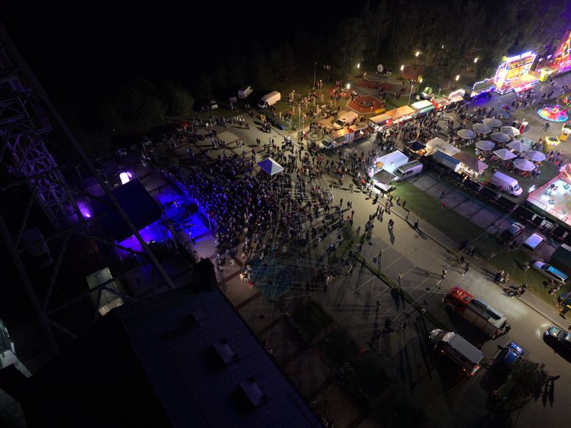 Tłum publiczności pod sceną widziany pionowo z drona