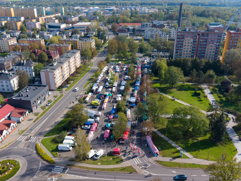 Stragany jarmarku wzdłuż ulicy