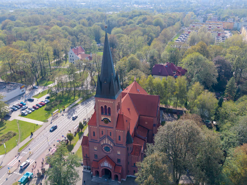 Ceglany kościół w słoneczny dzień